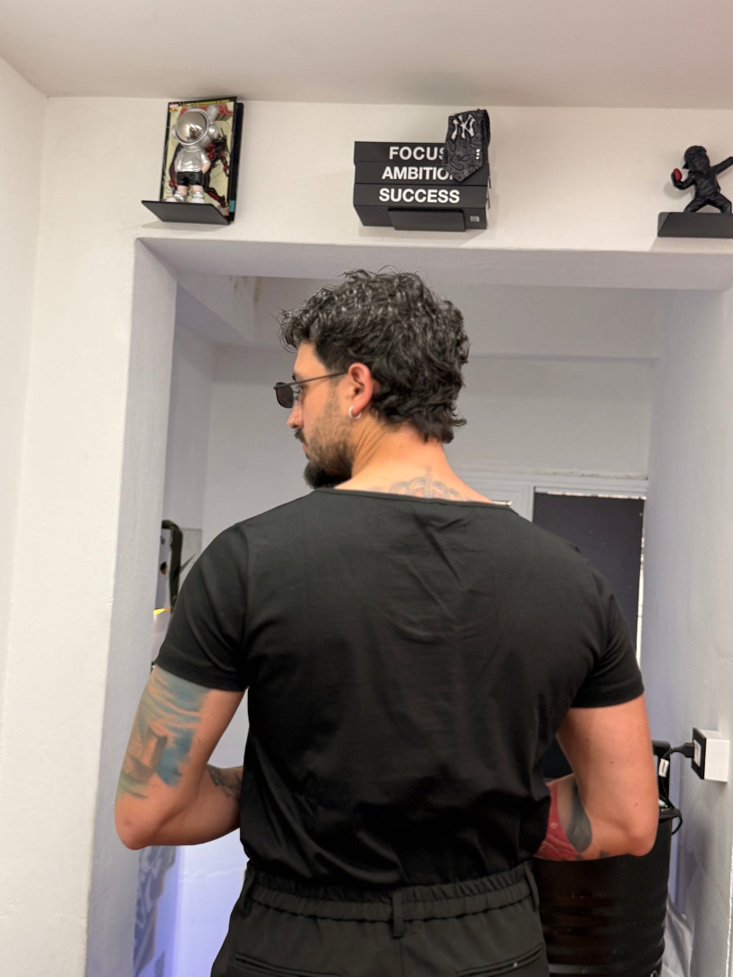T-SHIRT SCOLLO A BARCA NERA