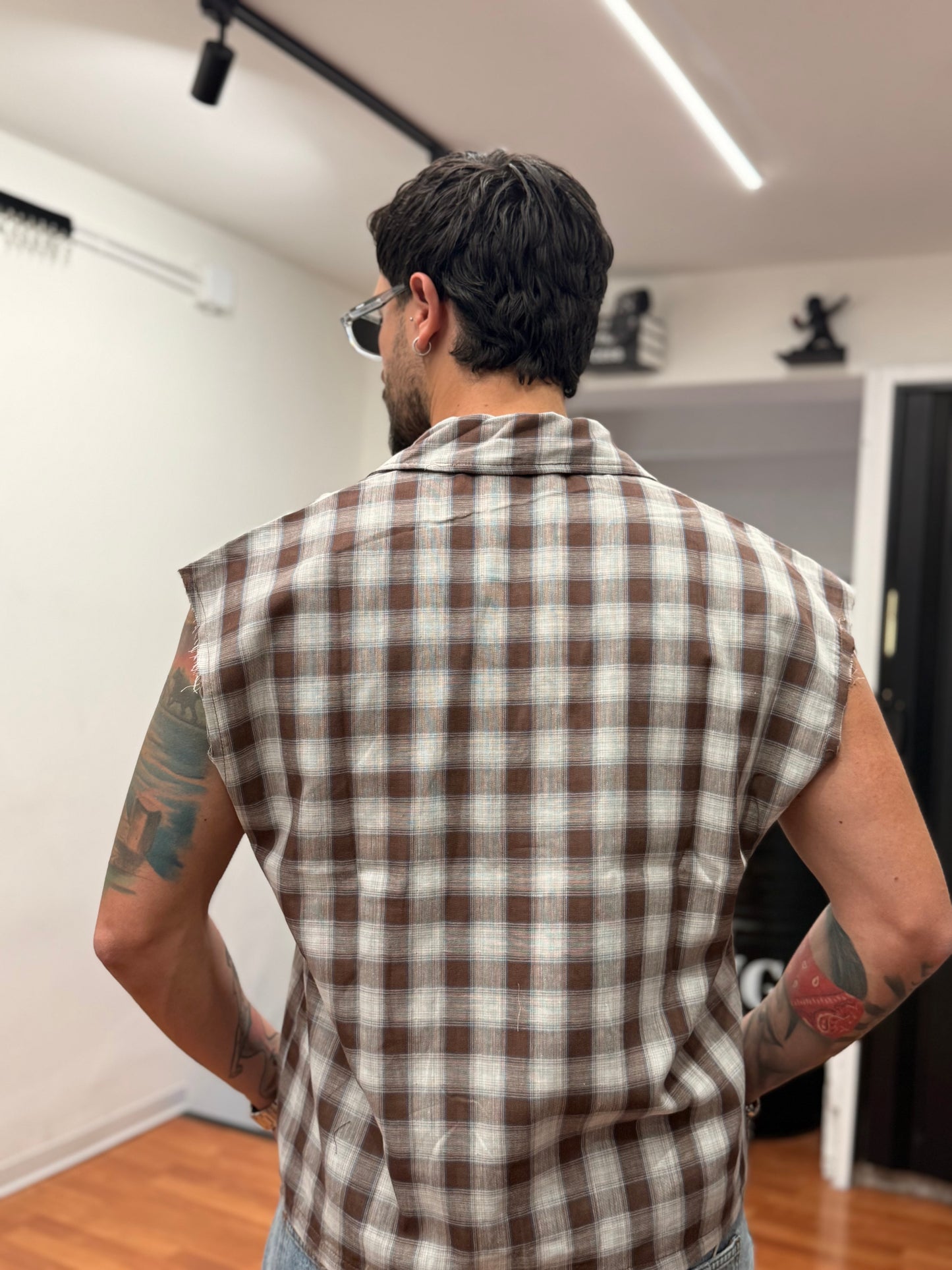 CAMICIA SMANICATA CROP MORO