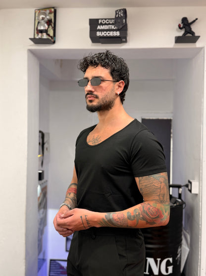 T-SHIRT SCOLLO A BARCA NERA