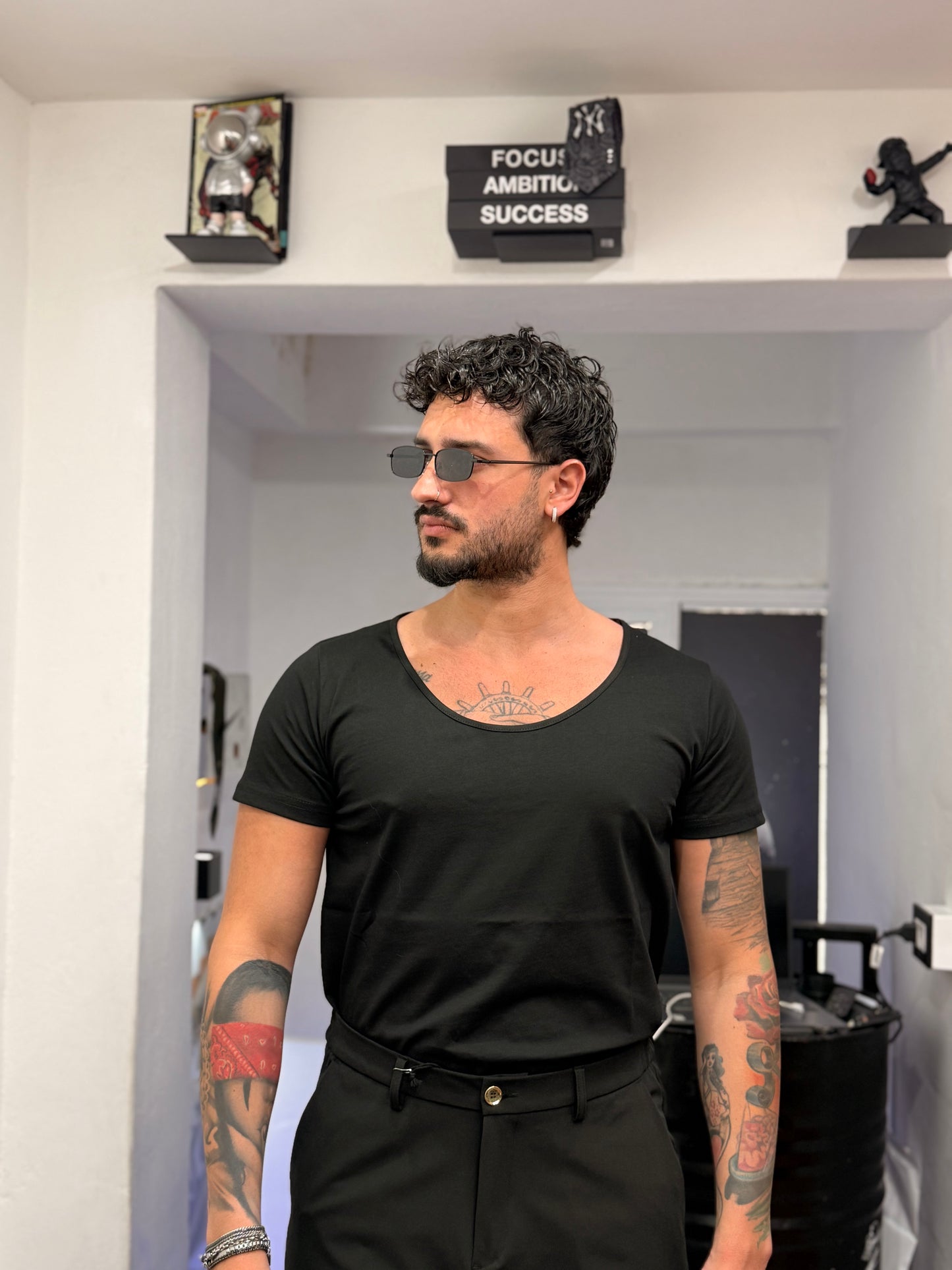 T-SHIRT SCOLLO A BARCA NERA
